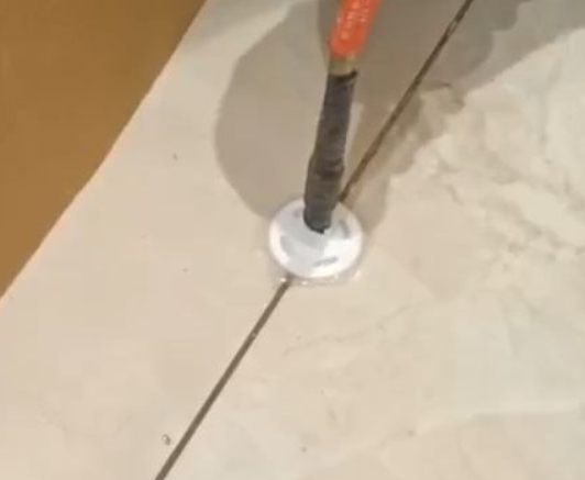 瓦房店瓷砖空鼓维修公司专业解答瓷砖在铺贴过程中，如果没有涂抹均匀到位的粘结材料（如水泥砂浆或瓷砖胶），可能会导致以下问题